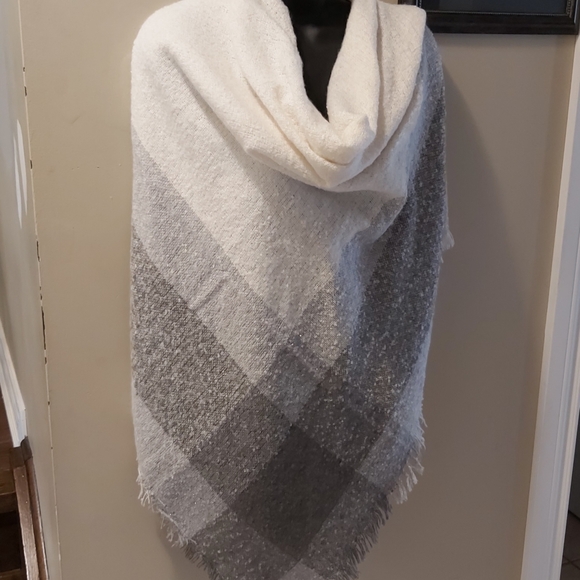 Oversized grey & white Scarf - Picture 2 of 13